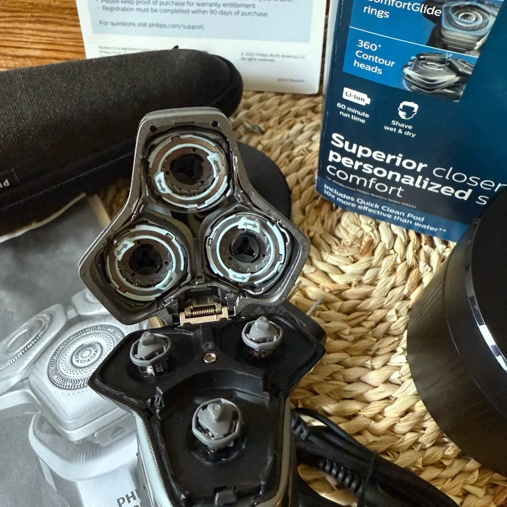 Philips Norelco 9800 Electric Shaver Set - Picture 3 of 12